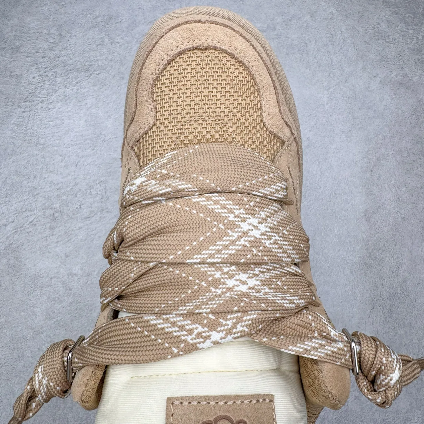Pick up locally💰640 UGG 4032 Meyer autumn and winter sheepskin and fur integrated snow boots. All shoes are made of ZP from the same factory. Longfeng A-grade Australian imported sheepskin and fur integrated. Men's and women's boots brand OEM production line fully follows the ZP process. OEM original pattern maker adheres to the principle of no original shoes and no development selection. Pay attention to every detail. The most authentic version on the market TREADLITE "Light Wing" technology outsole Lightweight/durable/flexible/pile size: 35 36 37 38 39 40 41 42 43 44 45 Coding: by3936030